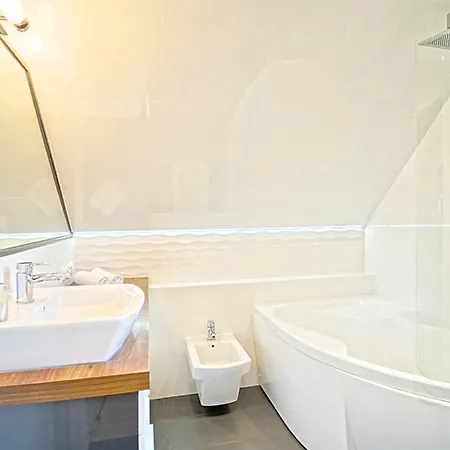 Everysky - Komuny Paryskiej アパート