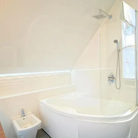 Everysky - Komuny Paryskiej アパート カルパッチ