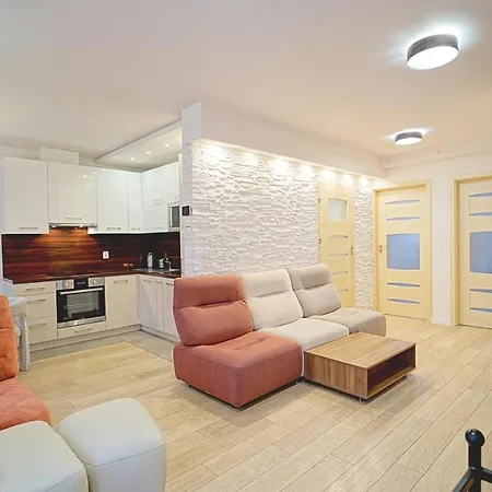 Everysky - Komuny Paryskiej アパート カルパッチ