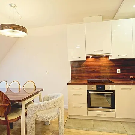 Everysky - Komuny Paryskiej アパート *